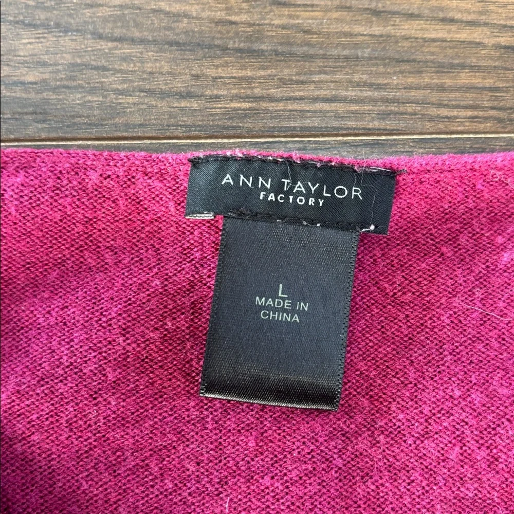 Ann Taylor factory v neck colorblock sweater - Picture 3 of 7
